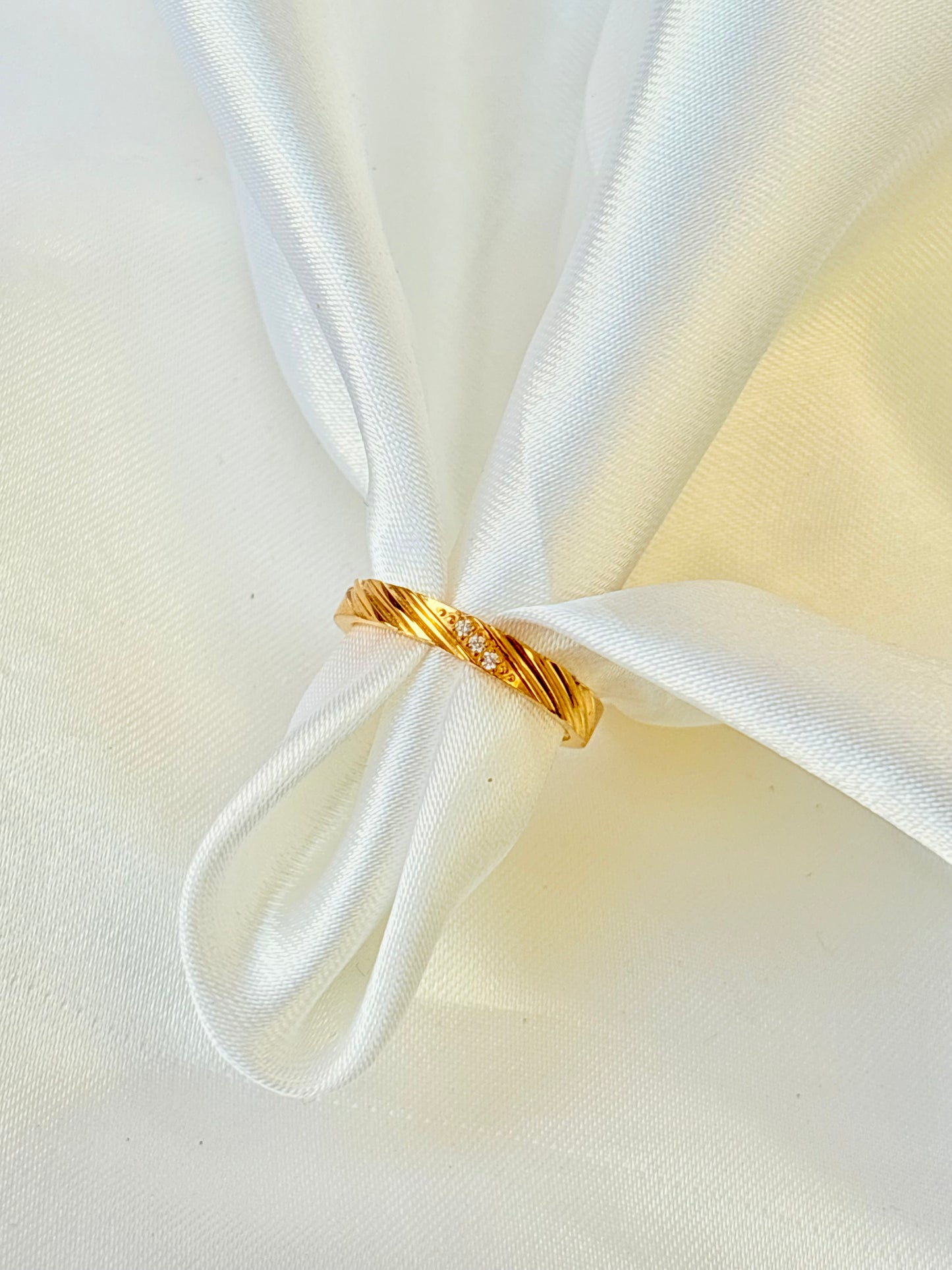 Twisted Glow Classic Ring
