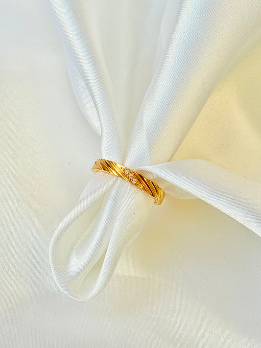 Twisted Glow Classic Ring