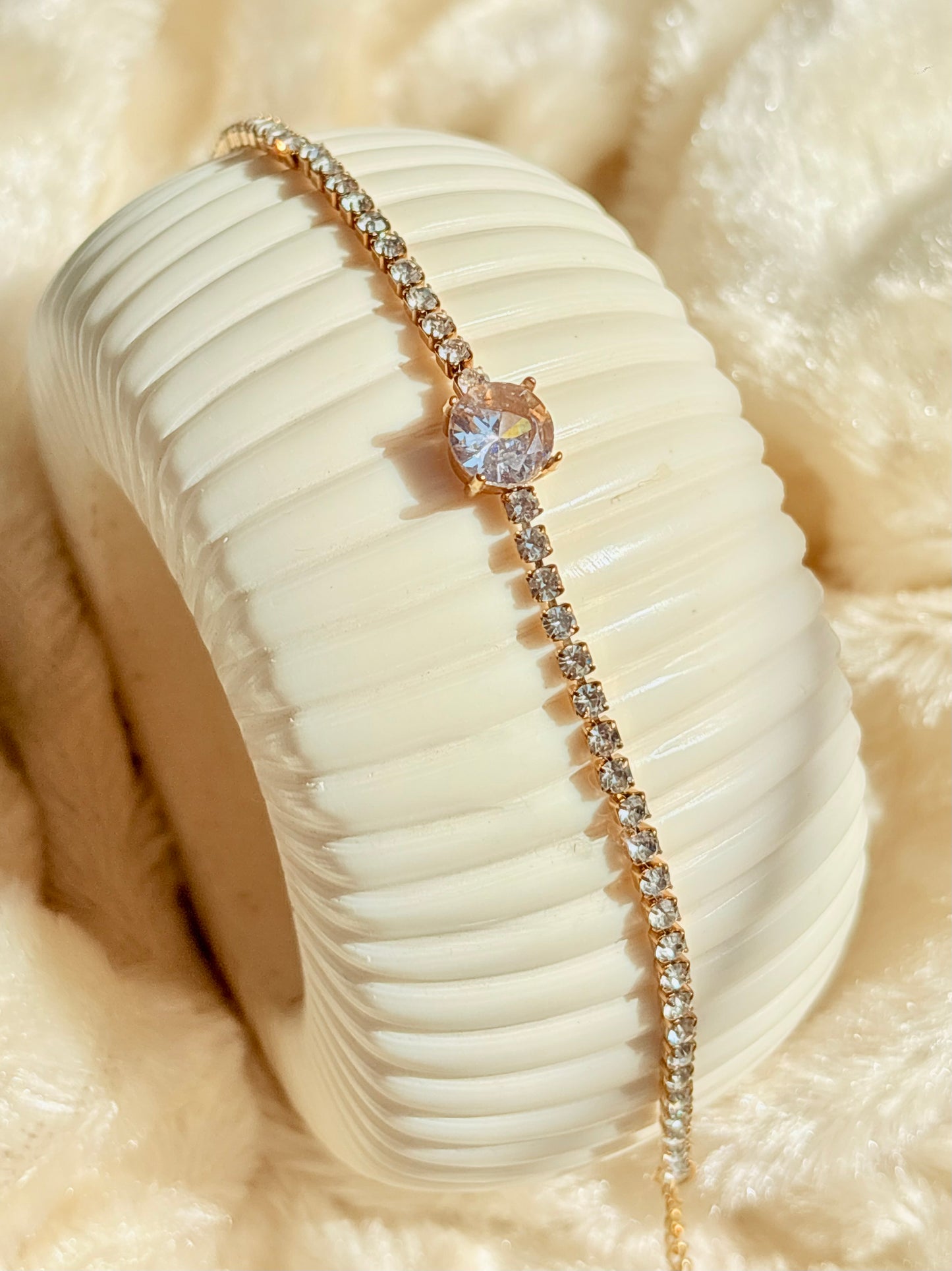 Solitaire Pearl Whisper Bracelet