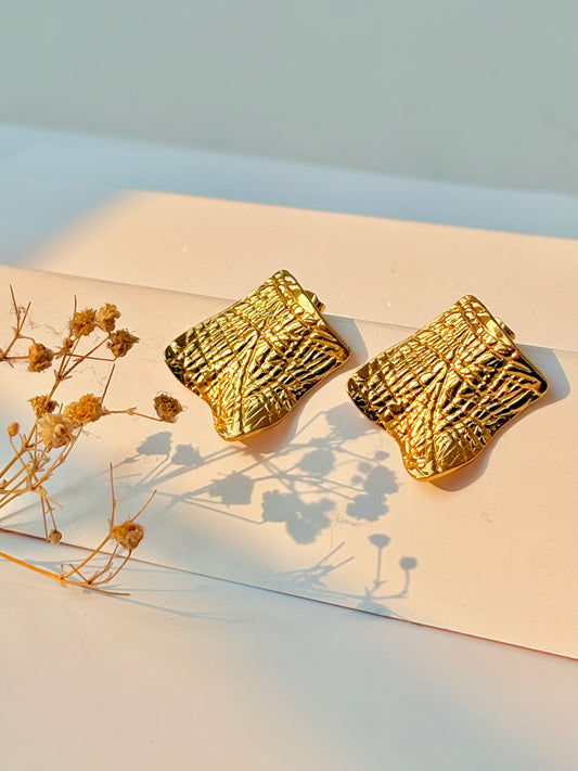 Crinkle Golden Stud