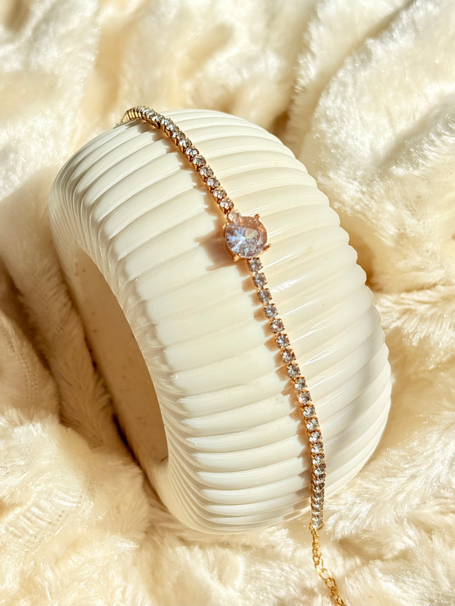Solitaire Pearl Whisper Bracelet