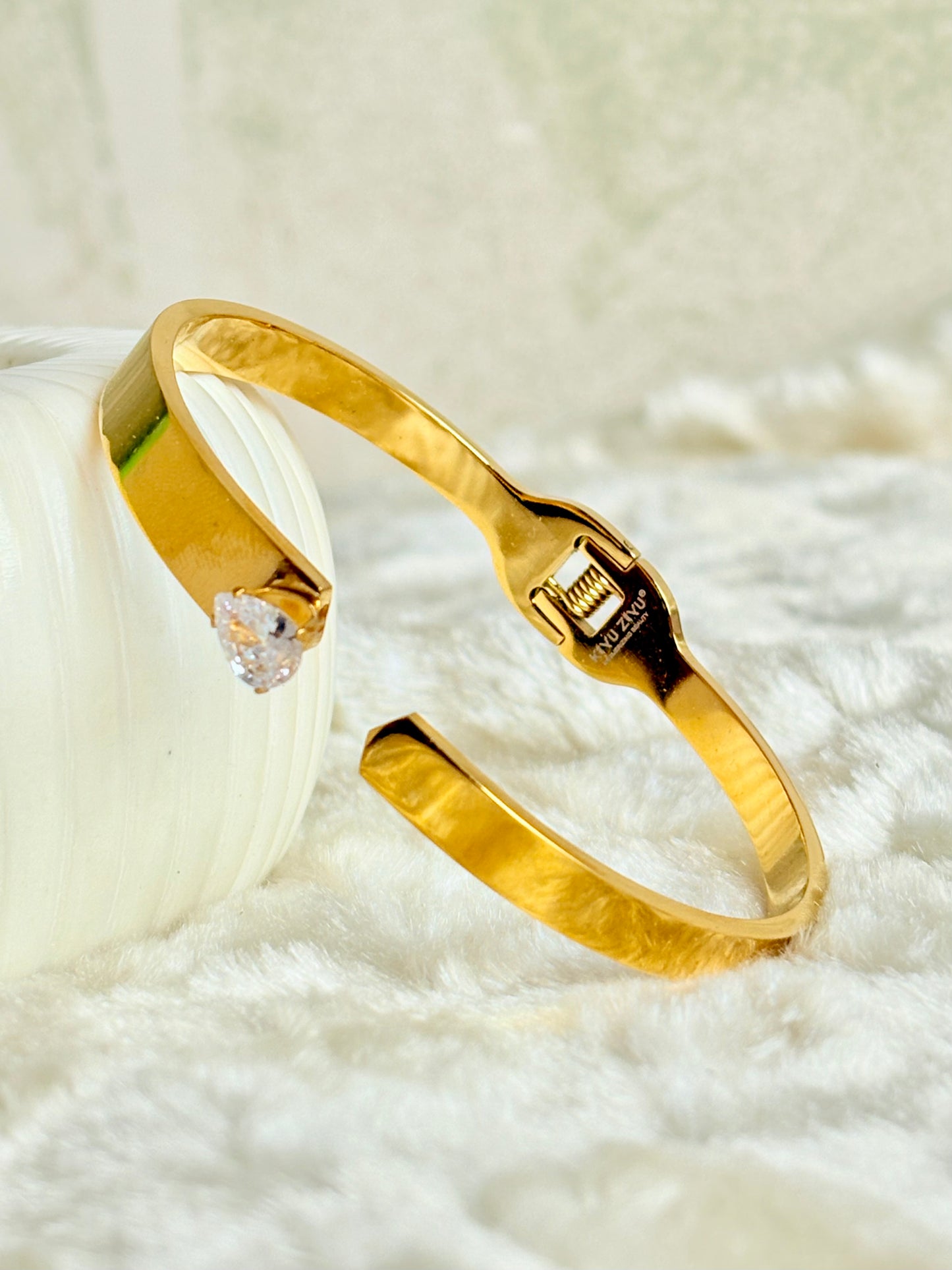 Solitaire Edge cuff