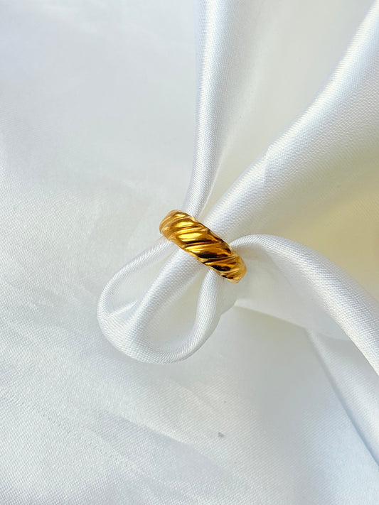 Golden Twist Classic Ring