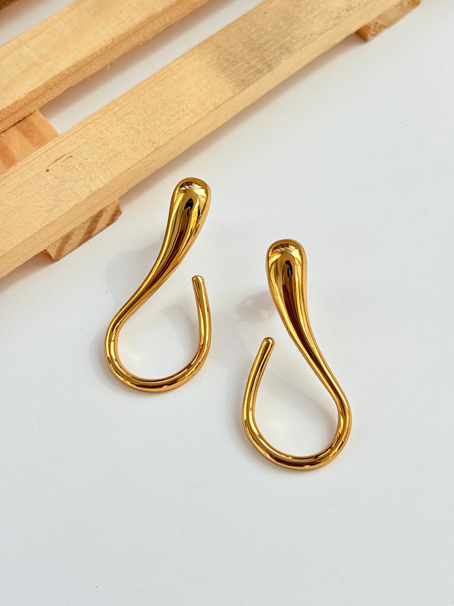 Sculpted Curve Earings